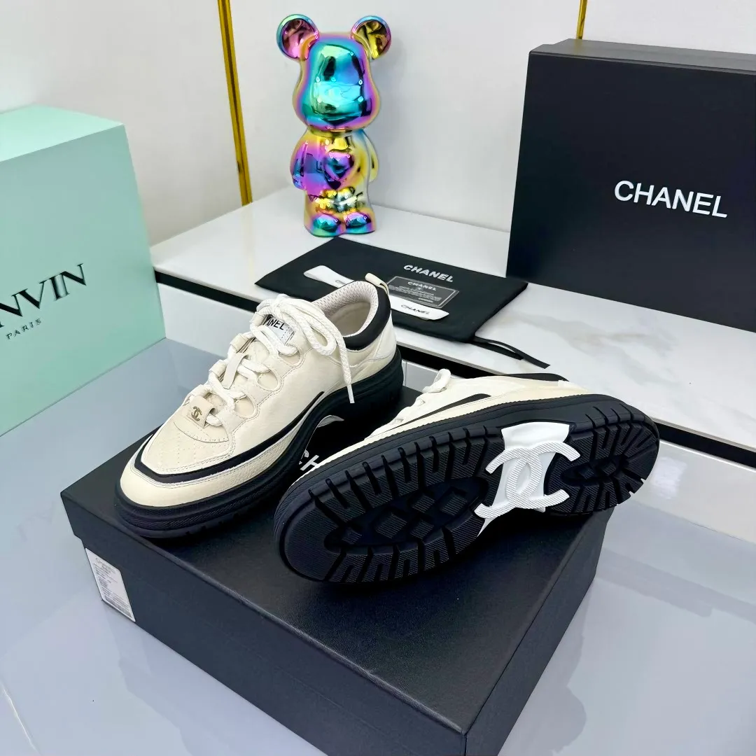 👟👟Ex-factory price 600👟👟 CHANEL 25C early autumn vacation style new casual shoes. A pair of comfortable shoes can reduce the fatigue on your feet. The new style is very versatile, whether it is daily wear or a sister party. It can be easily used for commuting in the workplace, outdoor sports and various occasions. It can increase the height, straighten the legs, modify the shape of the feet, is comfortable and comfortable without rubbing the feet, and has good breathability. It can also be worn in summer. Office workers can also easily own it when wearing it. The fabric is pebbled cowhide + plaid pad to show off sheepskin. The original open-molded rubber foam outsole! size: 35-40 (41 customized, non-refundable and non-exchangeable) 👉
